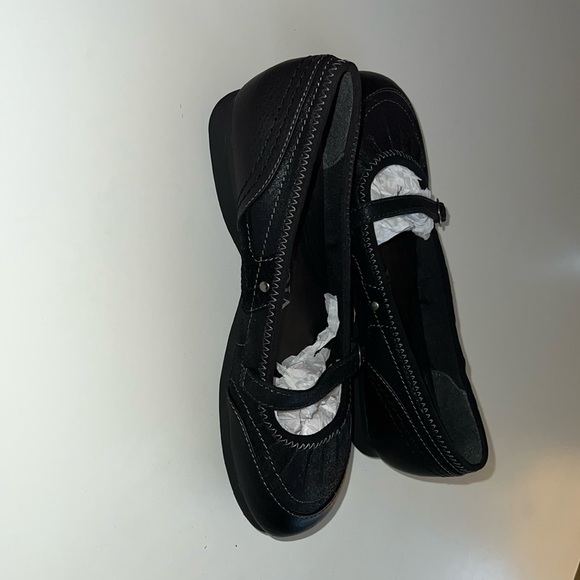 Women’s Vigoss Dress Flats - Picture 3 of 5